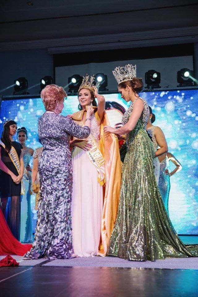 Aria Perez Theisen, Miss World Guam 2015 crowning Phoebe Denight Palisoc as Miss World Guam 2016 (Photo Credit: Miss World Guam Organisation)