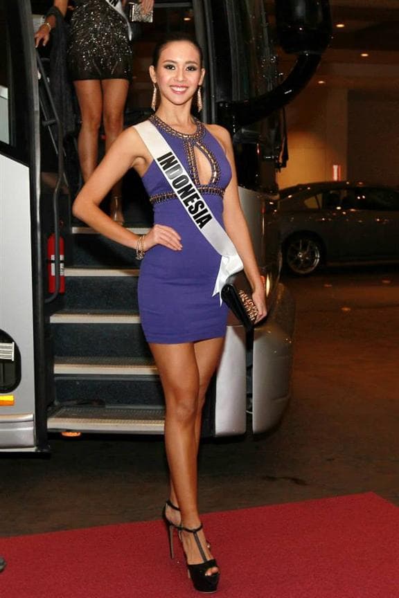 Elvira Devinamira Miss Universe Indonesia 2014 at Blackjack Tournament