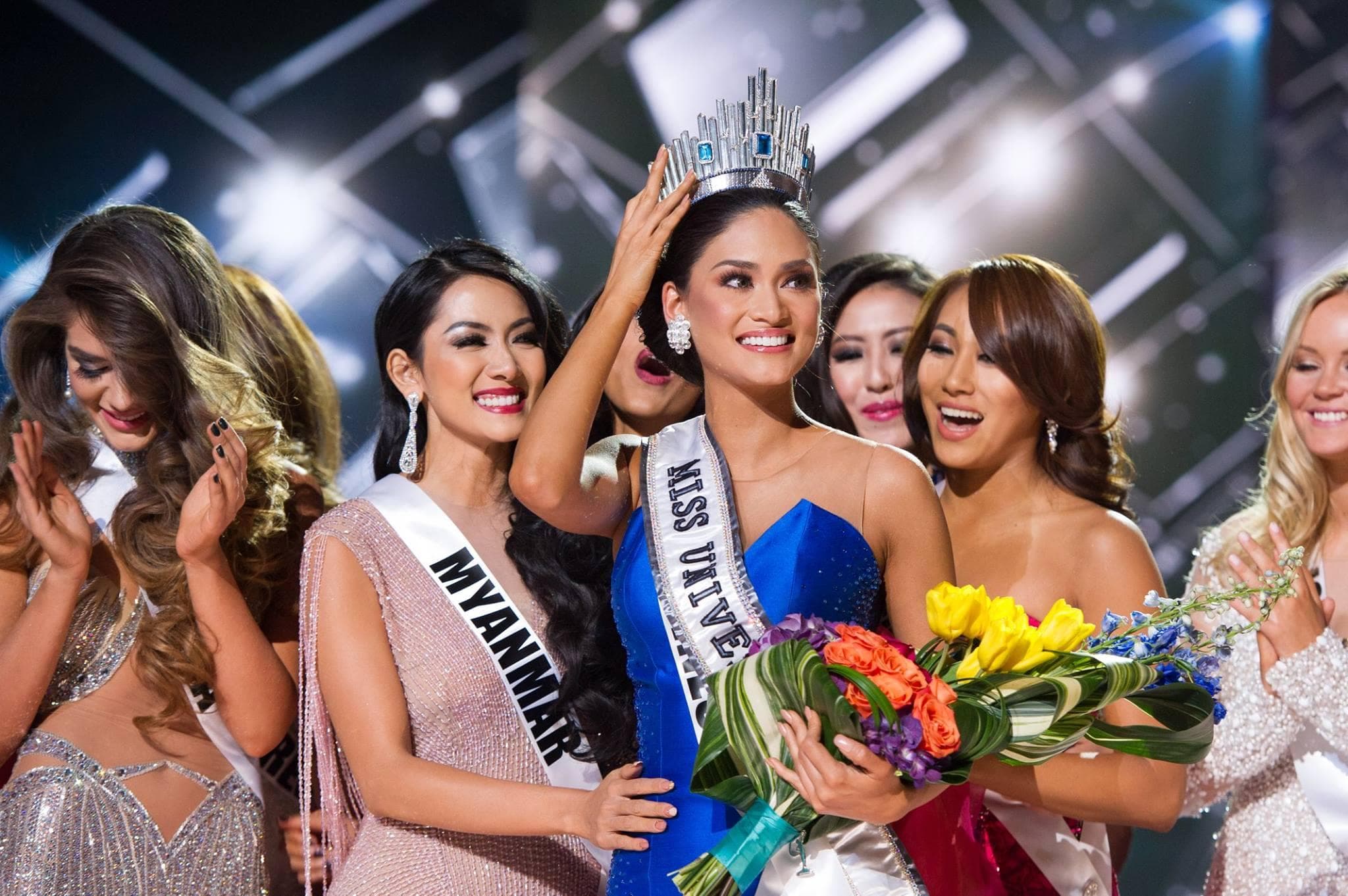 Pia Alonso Wurtzbach Miss Universe 2015 with other Miss Universe 2015 contestants (Photo Credit: Miss Universe Official)