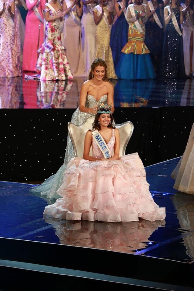 Miss World 2015 Mireia Lalaguna crowning Stephanie Del Valle as her successor
