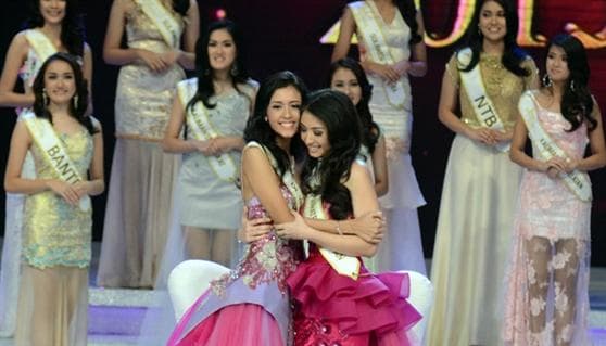 Maria Harfanti and Savina Wibowo at Miss Indonesia 2015