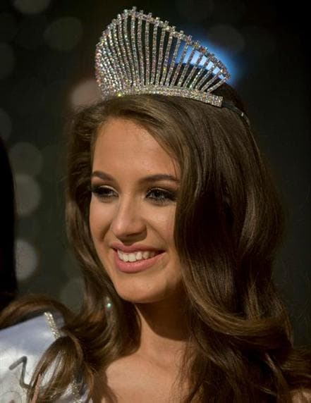 Denisa Vyšnovská crowned Miss Universe SR 2015