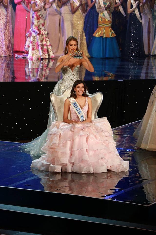 Miss World 2015 Mireia Lalaguna crowning Stephanie Del Valle as her successor