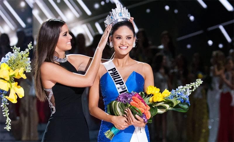 Pia Alonso Wurtzbach from Philippines crowned as Miss Universe 2015 by Paulina Vega, Miss Universe 2014 (Photo Credit: Miss Universe Official)