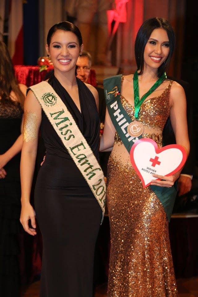 Jamie Herrell, Miss Earth 2014 with Angelia Gabrena Ong, Miss Earth 2015