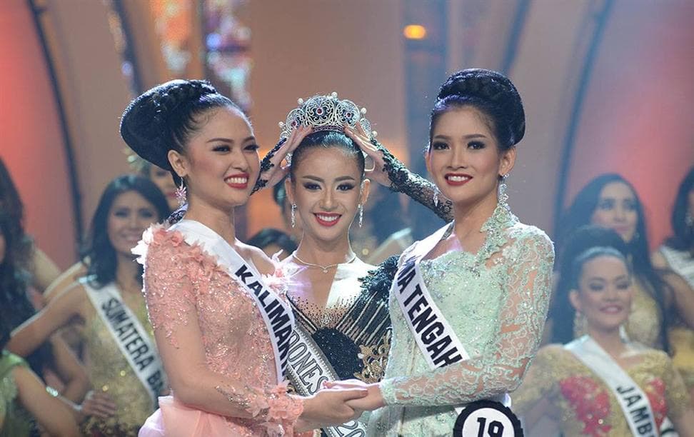 Puteri Indonesia 2015 Top 2 Finalists with Elvira Devinamira, Puteri Indonesia 2014