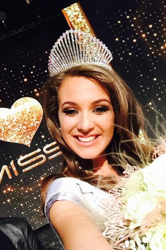 Denisa Vyšnovská crowned Miss Universe SR 2015