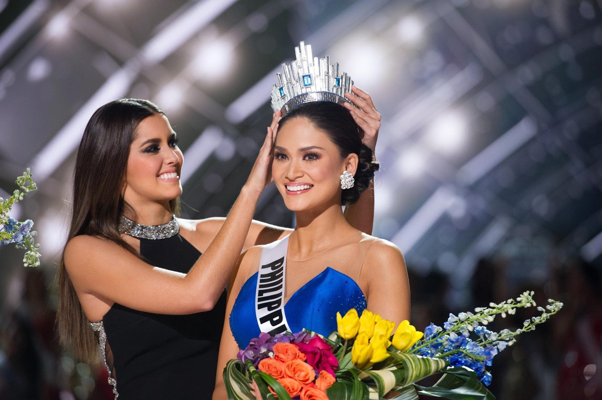 Pia Alonso Wurtzbach from Philippines crowned as Miss Universe 2015 by Paulina Vega, Miss Universe 2014 (Photo Credit: Miss Universe Official)
