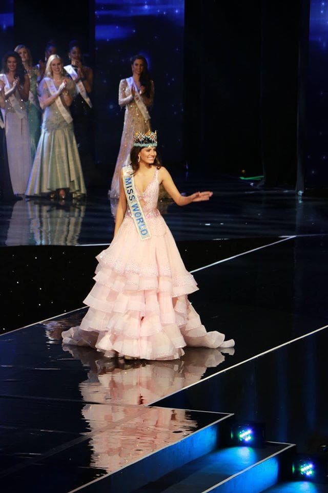 Stephanie Del Valle taking her first walk as Miss World 2016