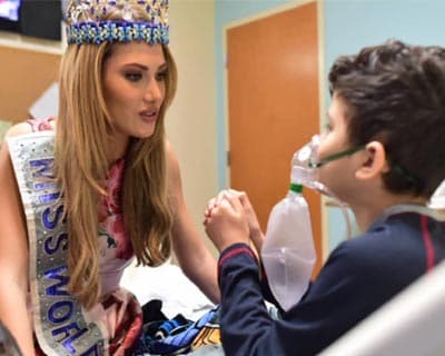 Mireia Lalaguna visited the San Jorge Children's Hospital to spend time with the children