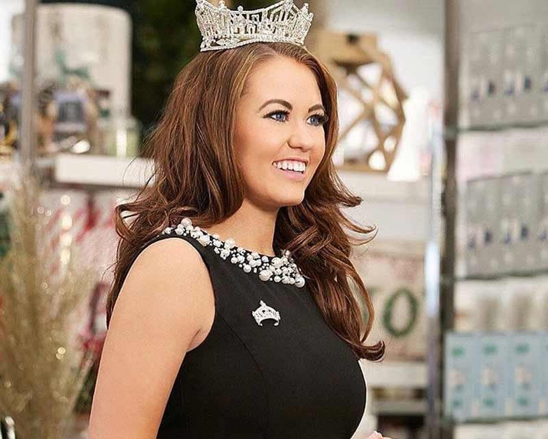 How much is Cara Mund earning?