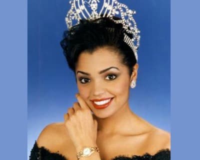 Chelsi Smith loses Miss Universe crown and sash in a robbery
