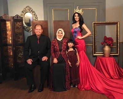 Ariska Putri looks gorgeous with her family in Portrait Photoshoot