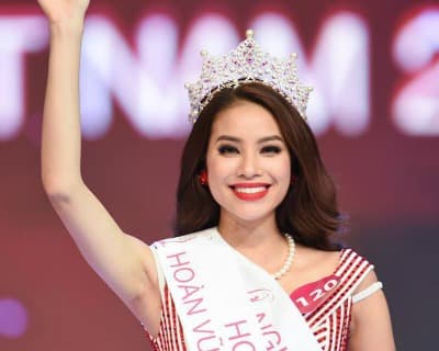 Phạm Thị Hương crowned Miss Universe Vietnam 2015