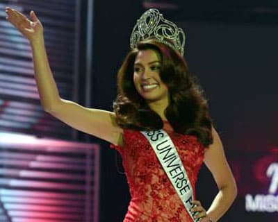 Mary Jean Lastimosa passes her reign to Pia Alonzo Wurtzbach