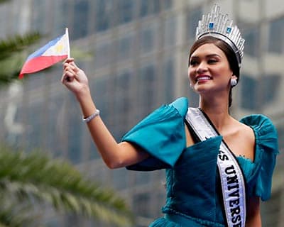 Pia Wurtzbach visits Cardinal Tagle to donate for young scholars