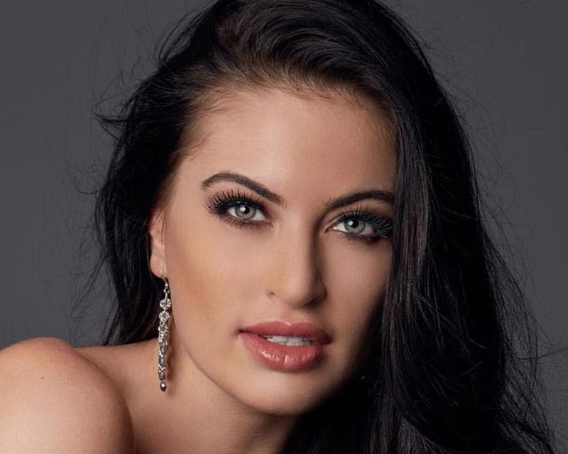 Miss Universe Canada 2016 Siera Bearchell gives back to her haters!