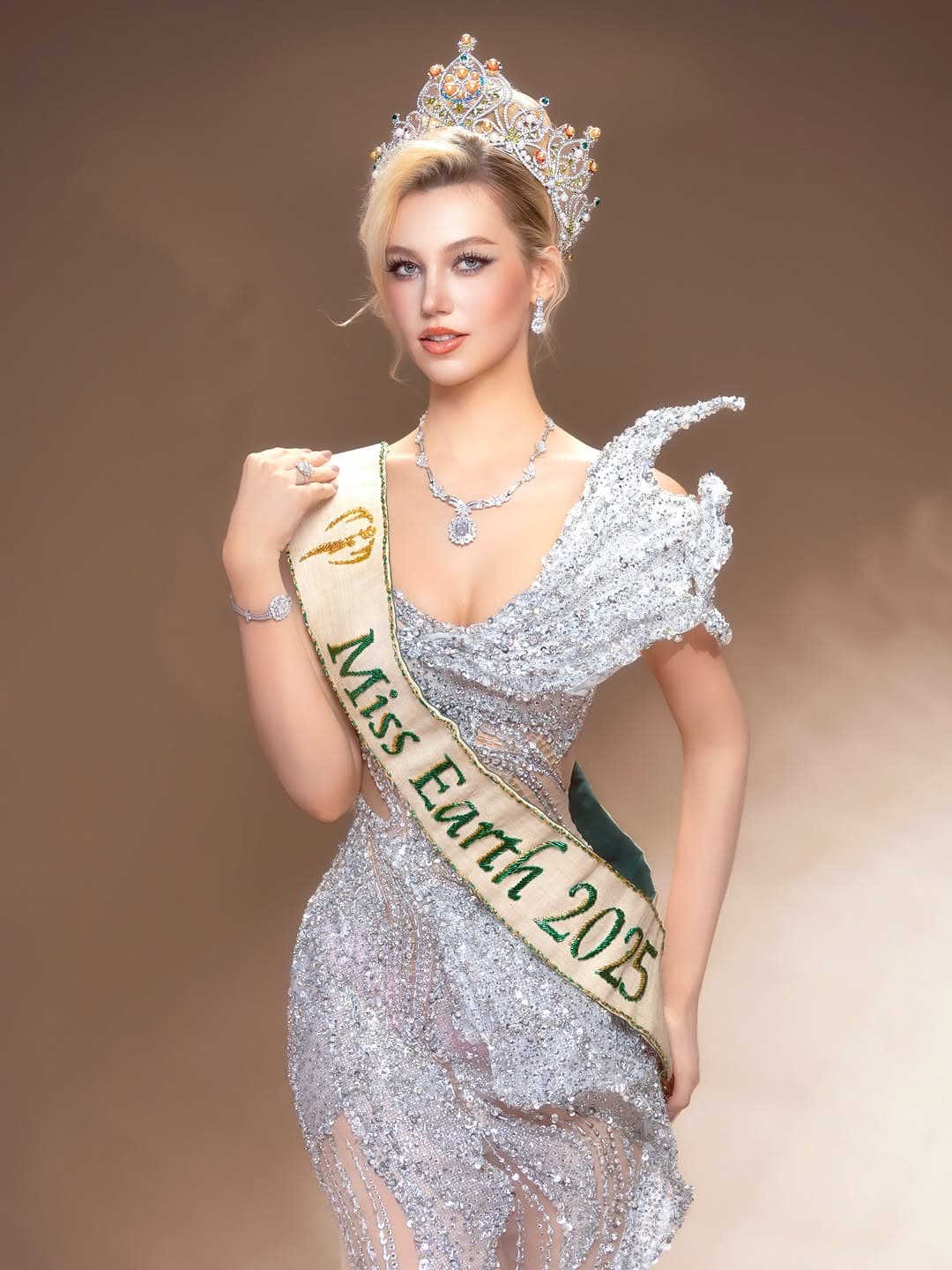 Natálie Puškinová in a silver crystal evening gown as Miss Earth 2025