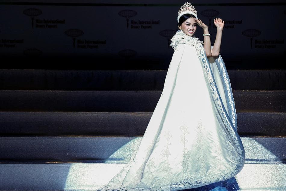 Kylie Verzosa takes her final walk as Miss International 2016