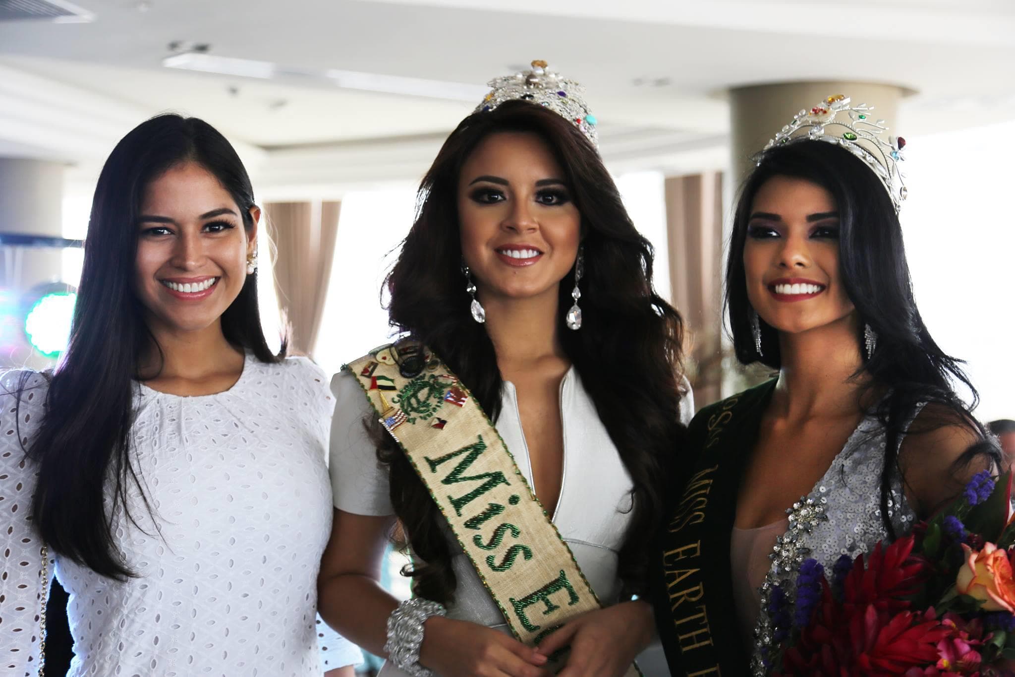 Lessie Giler winner Miss Earth Ecuador 2017 with Miss Earth 2016 Katherine Espin (Photo Credits: Miss Earth Ecuador Official)