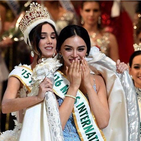 Edymar Martínez Miss International 2015 passing her reign to Miss International 2016 winner Kylie Verzosa