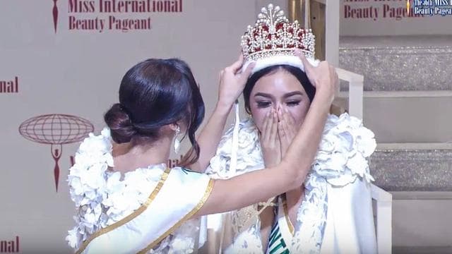 Edymar Martínez Miss International 2015 passing the crown to Miss International 2016 winner Kylie Verzosa