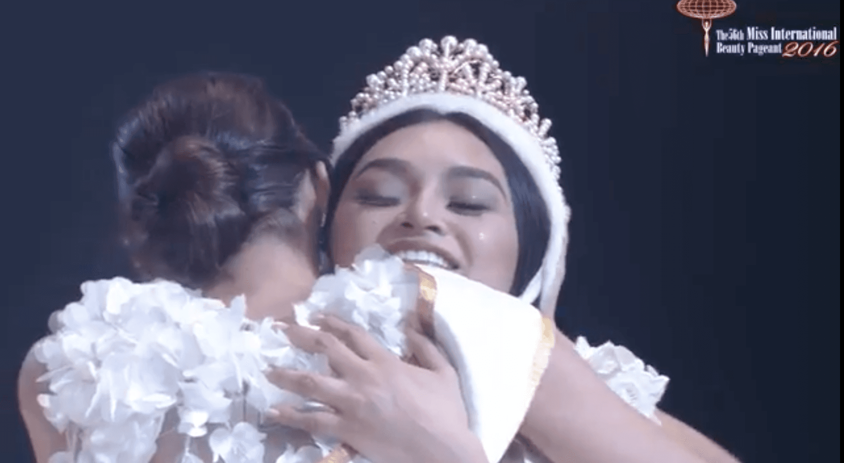 Edymar Martínez Miss International 2015 hugging Miss International 2016 winner Kylie Verzosa