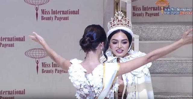 Edymar Martínez Miss International 2015 hugging Miss International 2016 winner Kylie Verzosa